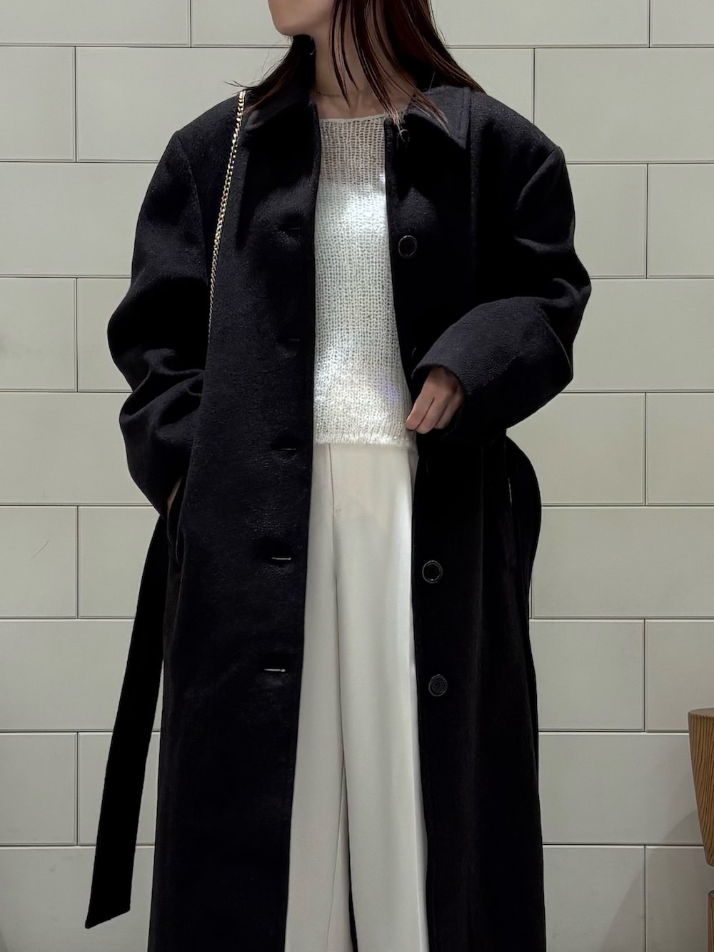 ホワイト系のニット/セーター、ホワイト系のその他パンツ、ブラウン系のテーラードジャケットを着用したレディースの冬コーディネートの4枚目の写真