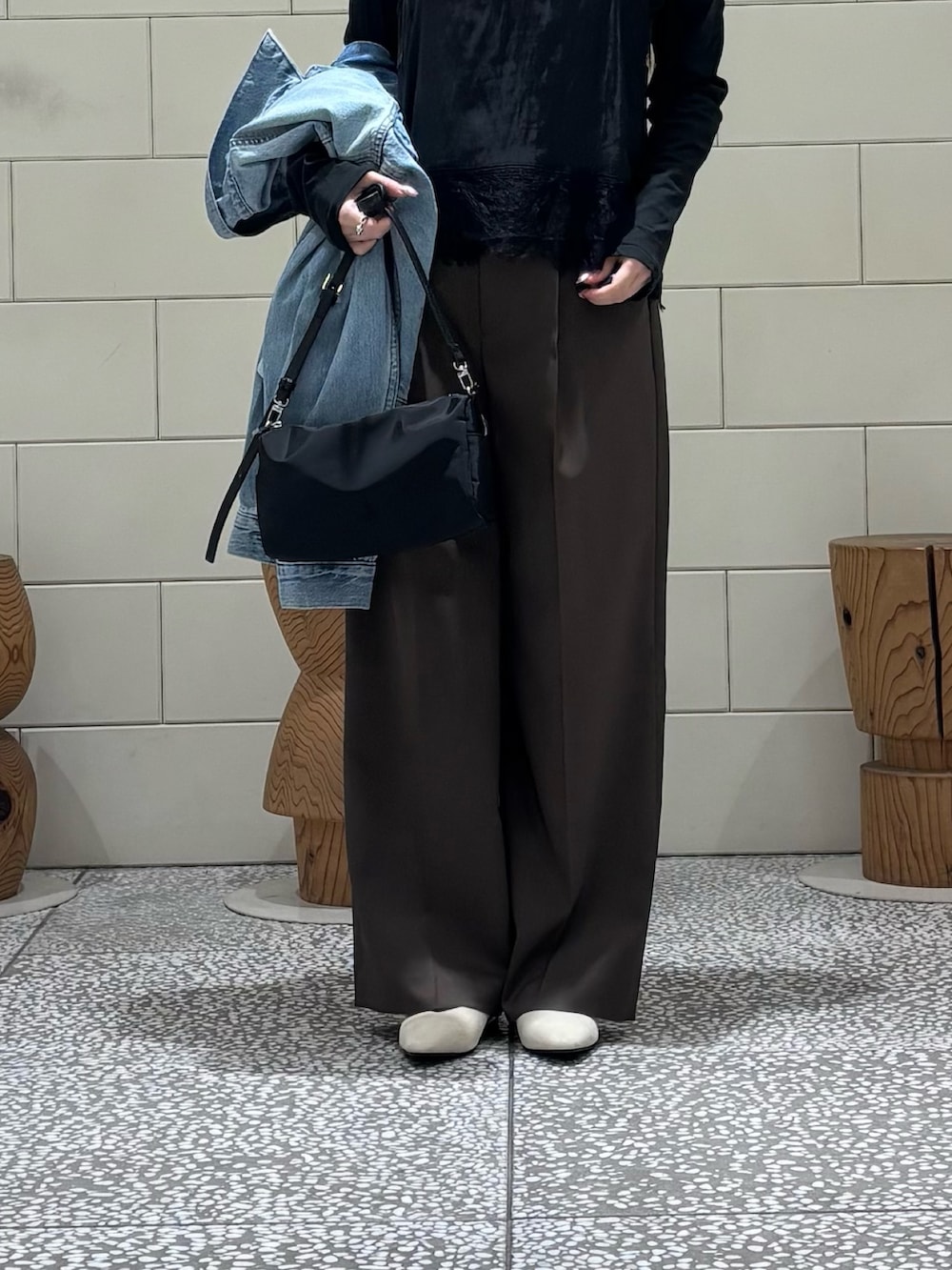 グレー系のTシャツ/カットソー、ブラック系のキャミソール、ブルー系のデニムジャケットを着用したレディースの冬コーディネートの5枚目の写真