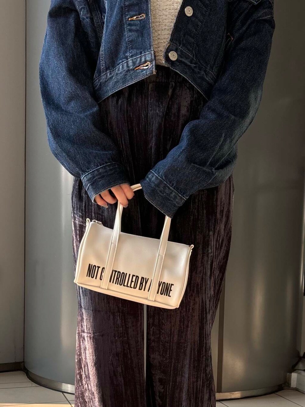 ブルー系のデニムジャケット、ホワイト系のTシャツ/カットソー、ブルー系のその他パンツを着用したレディースの夏コーディネートの5枚目の写真