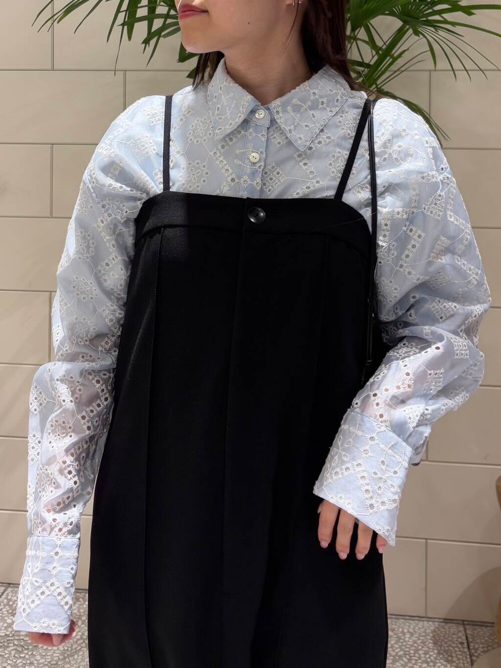 「newarrival、ここでしか手に入らない別注アイテム、暮らしを楽しむ、新作スニーカーコーデ、シャツスタイル、春色、春服コーデ、おでかけコーデ、低身長女子、ワンピース、ワンピーススタイル、ワンピース×スニーカー、adidas、刺繍シャツ、刺繍」｜「URBAN RESEARCH ROSSOのadidas　ASTIR（スニーカー、ホワイト系）」を使った、COCOAさん（レディース・155cm）の春コーディネートの5枚目の写真