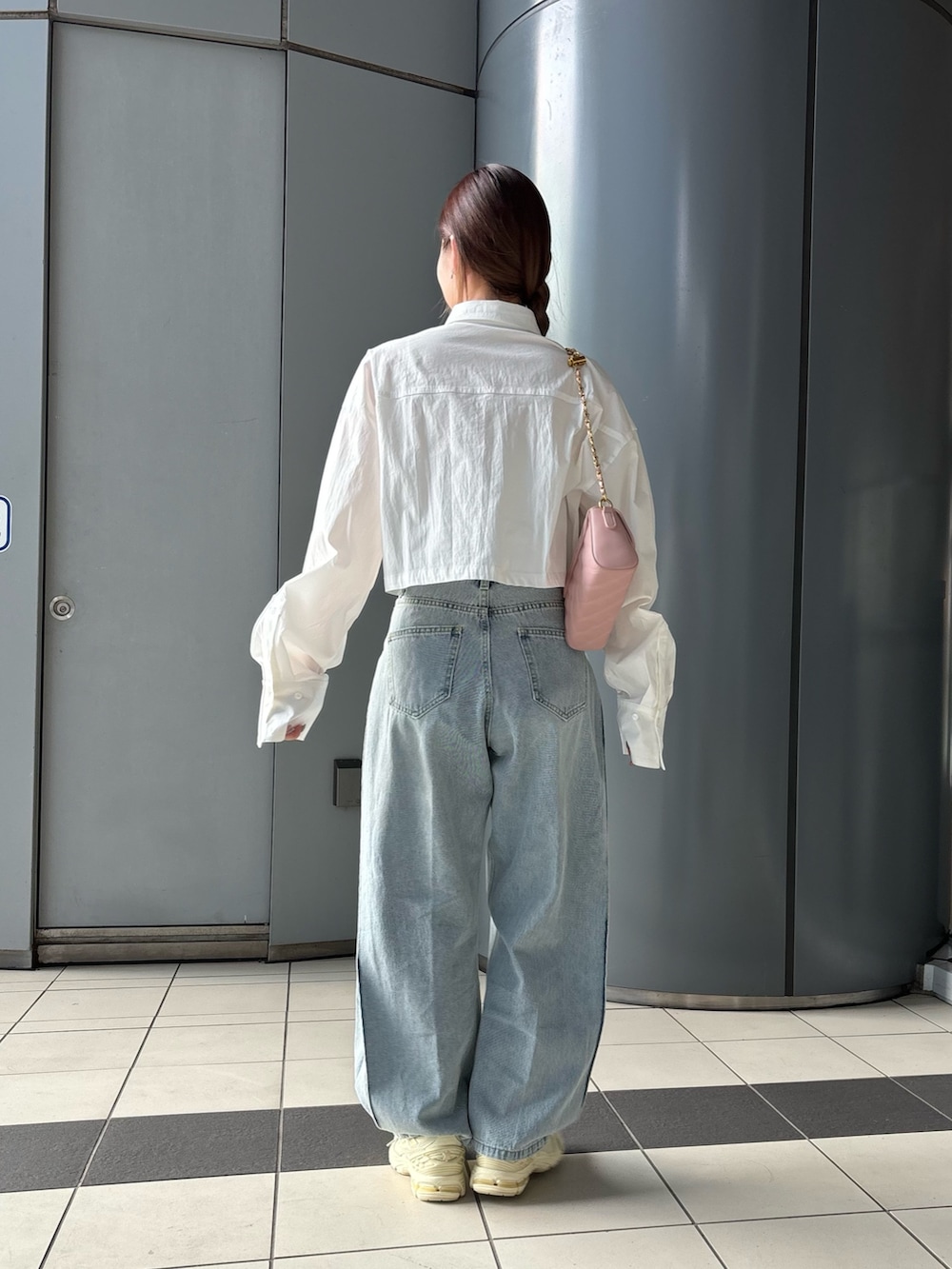 ブルー系のデニムパンツ、ホワイト系のシャツ/ブラウス、ピンク系のショルダーバッグを着用したレディースの夏コーディネートの3枚目の写真