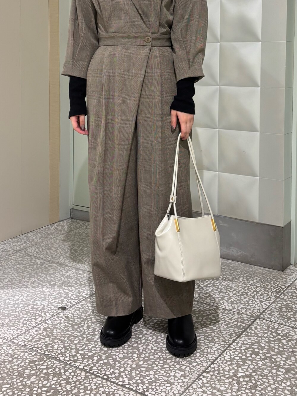 「オールインワン、タートルネック、オトナ女子、お出かけコーデ、低身長女子、休日スタイル、ブーツ」｜「CHIGNONのCHIGNON トップ＆コードチョーカー（チョーカー、ゴールド系）」を使った、COCOAさん（レディース・155cm）の秋コーディネートの5枚目の写真