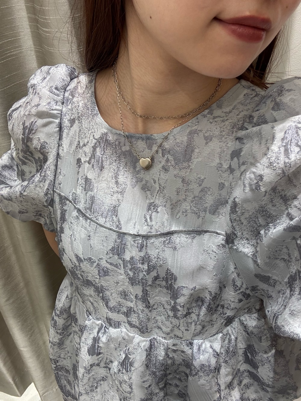 グレー系のドレス、ホワイト系のショルダーバッグを着用したレディースの春コーディネートの5枚目の写真