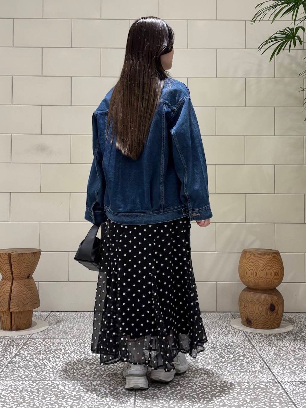 「雨の日コーデ、休日スタイル、旅行コーデ、母の日ギフト、ここでしか手に入らない別注アイテム、テーマパークコーデ、外遊びコーデ、暮らしを楽しむ、春のジャケットスタイル、刺繍、デニムジャケット、デニム、春めき満開コーデ、お出かけスタイル、おしゃれさんと繋がりたい」|「Leeの『別注』Lee101×ROSSO JACKET(デニムジャケット、ブルー系)」を使った、COCOAさん(レディース・155cm)の春コーディネートの3枚目の写真