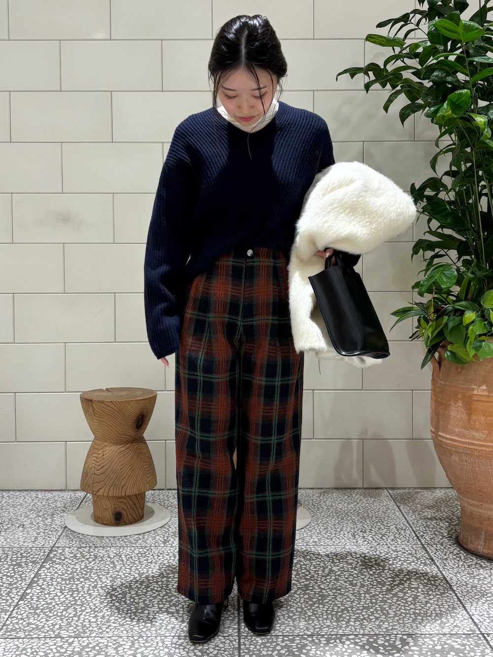 ブルー系のニット/セーター、ホワイト系のノーカラージャケット、ホワイト系のTシャツ/カットソーを着用したレディースの冬コーディネートの2枚目の写真