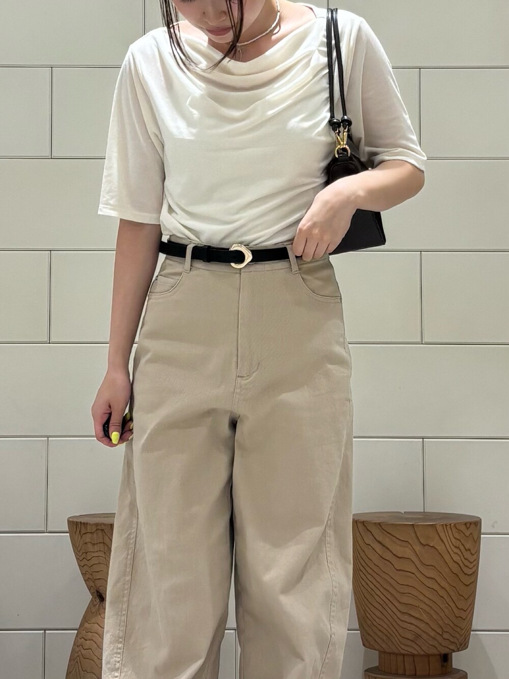 ホワイト系のTシャツ/カットソー、ベージュ系のその他パンツ、ブラウン系のショルダーバッグを着用したレディースの夏コーディネートの3枚目の写真