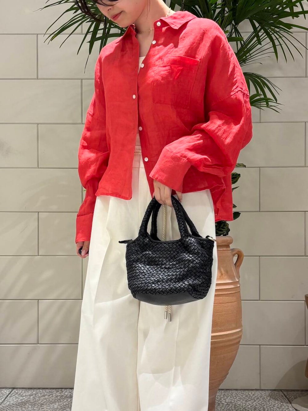 「newarrival、春カラーコーデ、ここでしか手に入らない別注アイテム、暮らしを楽しむ、春コーデ、カラーシャツ、ゆるシルエット、低身長女子、カラーコーデ、キレイめカジュアル、シャツ、シャツスタイル、リネン、リネンシャツ、おしゃれさんと繋がりたい」|「URBAN RESEARCHのdecor『デコール』 Heartchain Necklace(ネックレス、シルバー系)」を使った、COCOAさん(レディース・155cm)の春コーディネートの4枚目の写真
