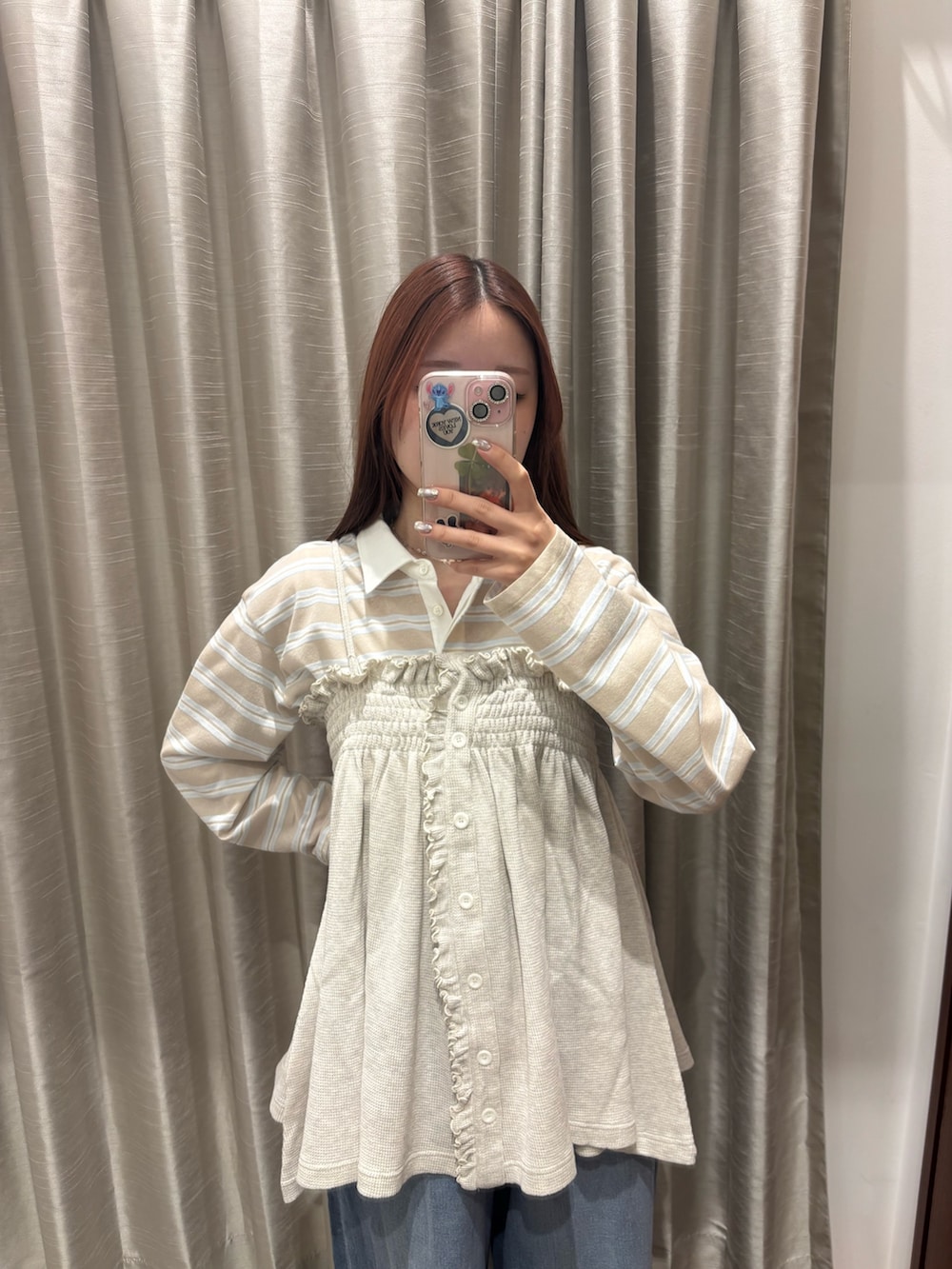 ベージュ系のシャツ/ブラウス、ブルー系のデニムパンツ、ブラック系のショルダーバッグを着用したレディースの春コーディネートの4枚目の写真