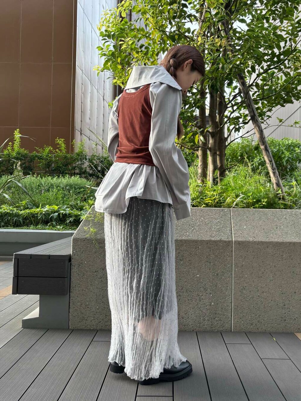 グレー系のスカート、グレー系のその他パンツ、グレー系のTシャツ/カットソーを着用したレディースの秋コーディネートの3枚目の写真