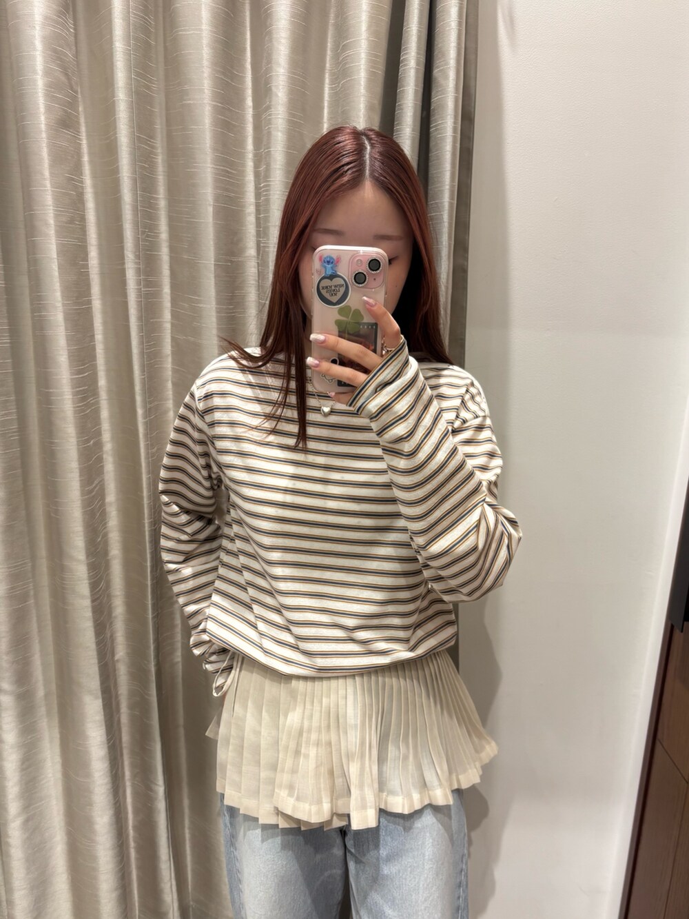 ブルー系のデニムパンツを着用したレディースの春コーディネートの5枚目の写真