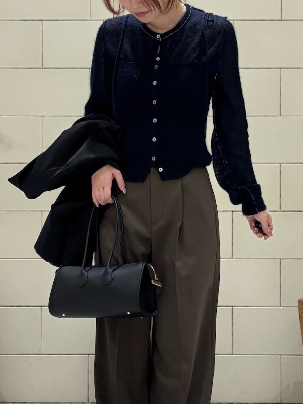 ブルー系のニット/セーター、ブラウン系のその他パンツ、ブルー系のカーディガン/ボレロを着用したレディースの冬コーディネートの6枚目の写真