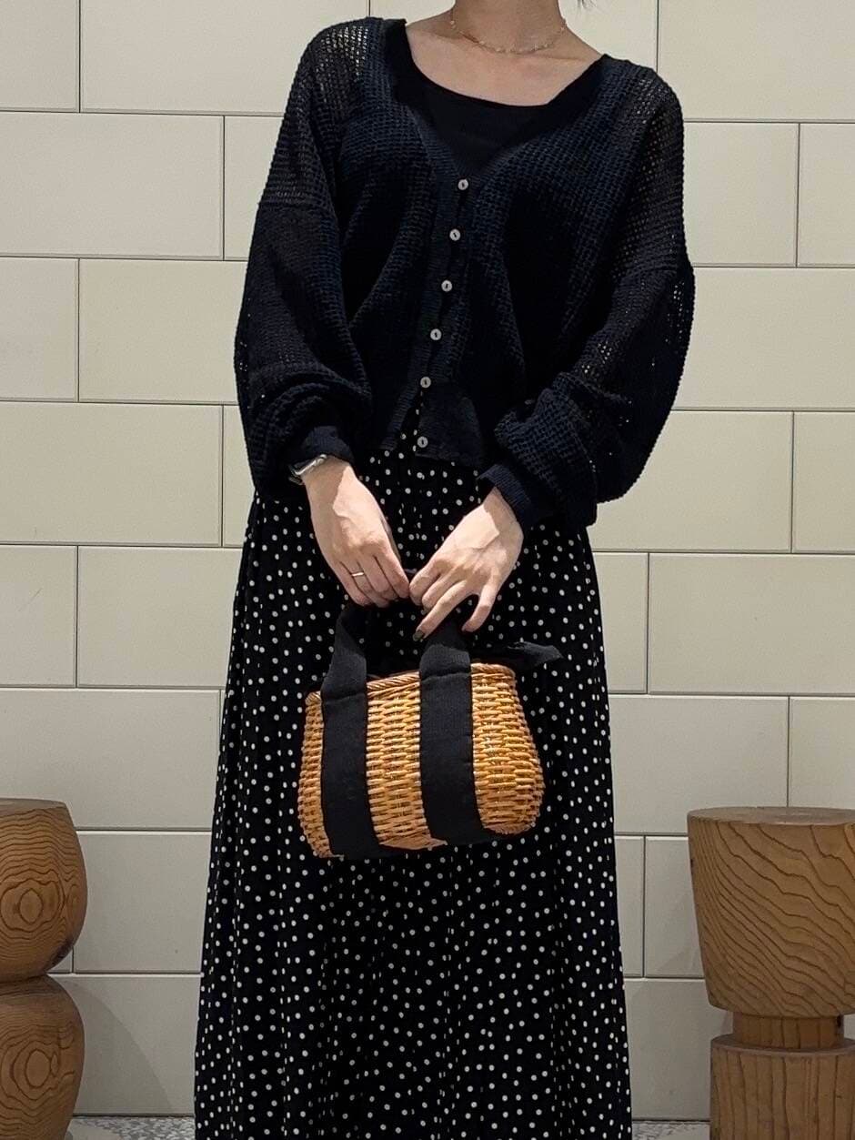 「newarrival、旅行コーデ、紫外線対策、帰省コーデ、今から使える秋の先取りコーデ、ここでしか手に入らない別注アイテム」｜「VIOLAd'OROのVIOLAd’ORO　ラタンバスケット型2WAYトート（ハンドバッグ、ブラック系）」を使った、COCOAさん（レディース・155cm）の夏コーディネートの2枚目の写真