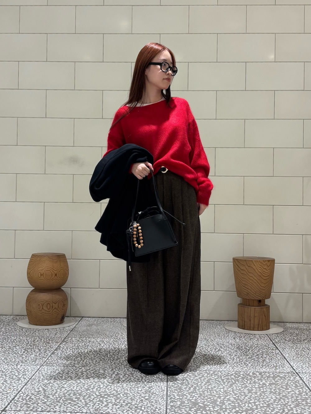 ホワイト系のTシャツ/カットソー、レッド系のニット/セーター、イエロー系のその他パンツを着用したレディースの秋コーディネートの3枚目の写真