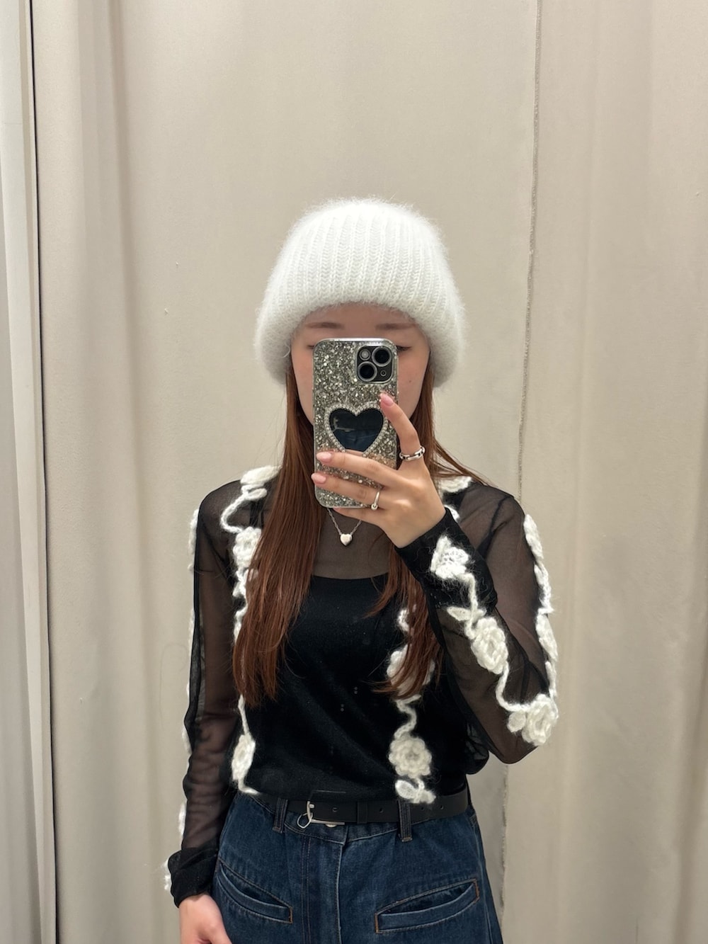 ブラック系のその他トップス、ブルー系のデニムパンツ、ブラック系のサンダルを着用したレディースの秋コーディネートの5枚目の写真