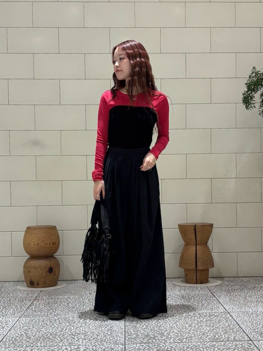 ブルー系のその他パンツ、ブラック系のハンドバッグを着用したレディースの春コーディネートの2枚目の写真