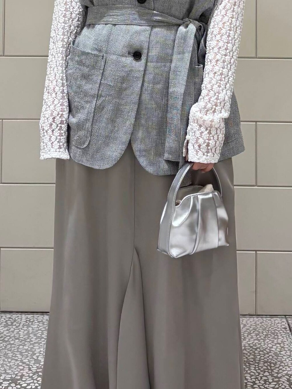 「レイヤードスタイル、newarrival、休日スタイル、淡色コーデ、旅行コーデ、春カラーコーデ、母の日ギフト、ここでしか手に入らない別注アイテム、私のイチ推しブランド、外遊びコーデ、暮らしを楽しむ、デートコーデ、春、低身長女子、お洒落さんとつながりたい」|「URBAN RESEARCH ROSSO WOMENのLUMEN FANTINE PETIT BAG(ハンドバッグ、シルバー系)」を使った、COCOAさん(レディース・155cm)の春コーディネートの5枚目の写真