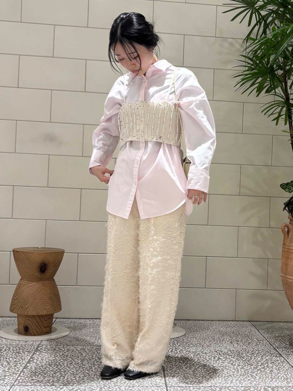 ホワイト系のショルダーバッグ、ホワイト系のその他パンツ、ピンク系のシャツ/ブラウスを着用したレディースの冬コーディネートの2枚目の写真