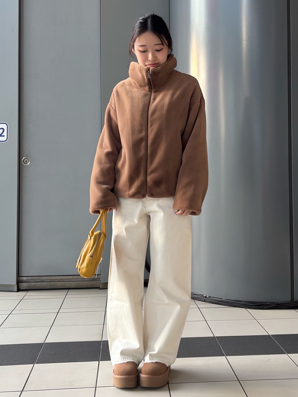 「UGG、冬コーデ、冬服、大人かわいい、クリスマスに着たい服、クリスマス、おしゃれさんと繋がりたい、ブラウンコーデ、厚底ブーツ」｜「URBAN RESEARCHのエコファージップコート（その他アウター、イエロー系）」を使った、COCOAさん（レディース・155cm）の冬コーディネートの3枚目の写真