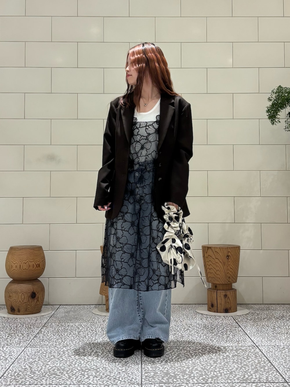 ホワイト系のTシャツ/カットソー、ブルー系のデニムパンツ、ブラウン系のその他アウターを着用したレディースの冬コーディネートの3枚目の写真