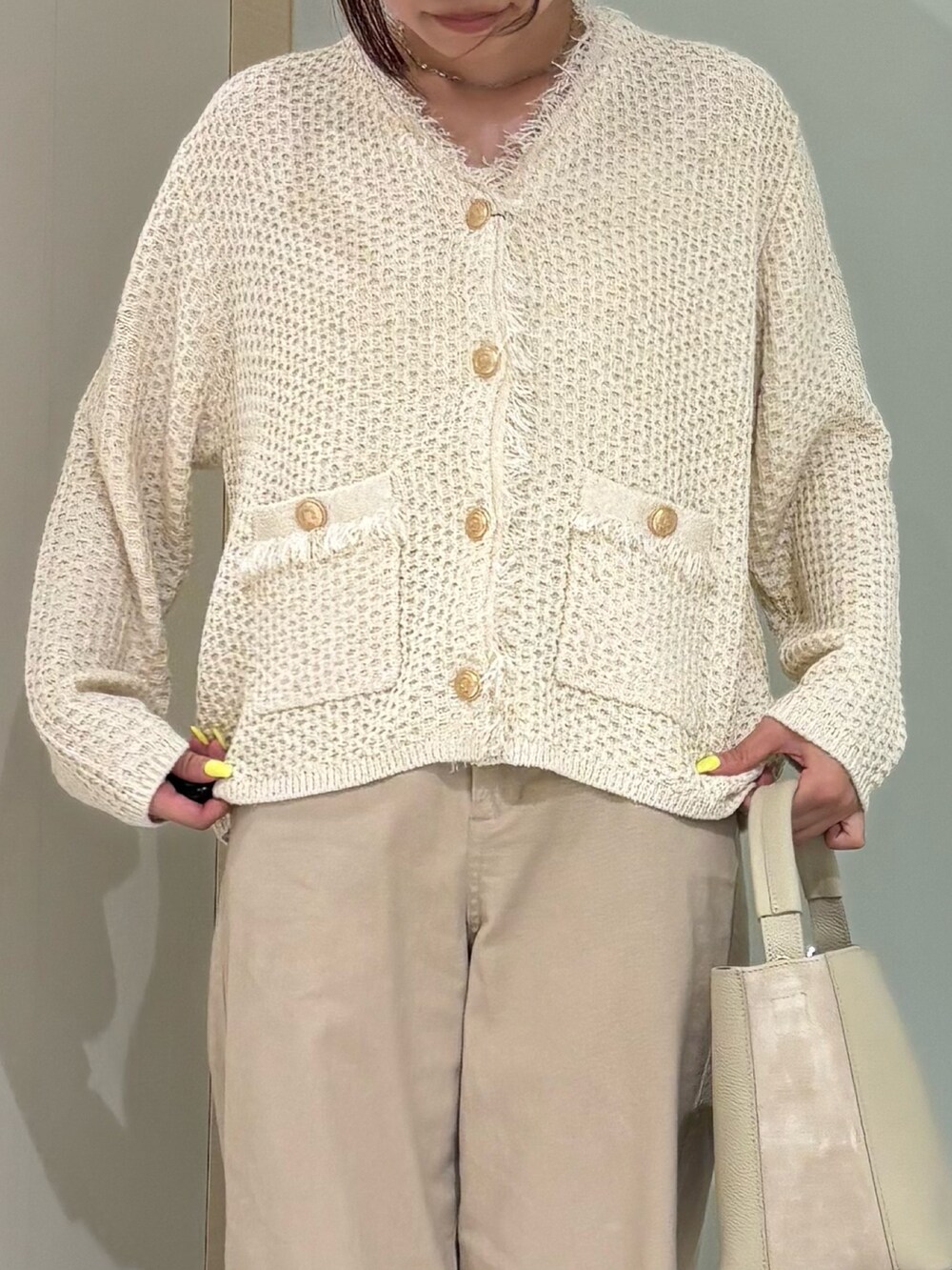 ホワイト系のカーディガン/ボレロ、ベージュ系のその他パンツを着用したレディースの秋コーディネートの2枚目の写真