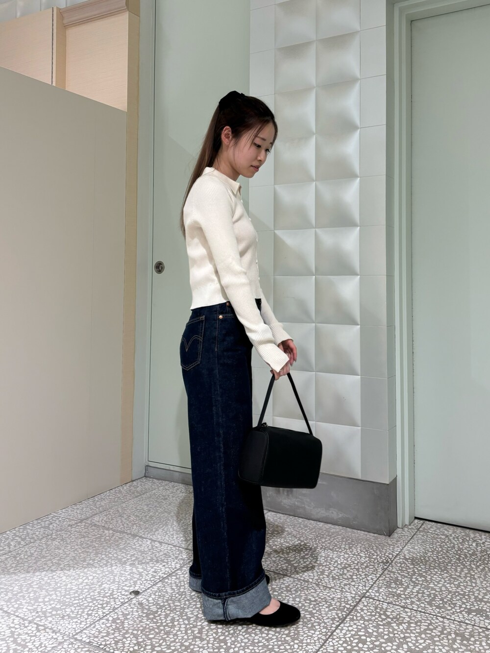 「お出かけコーデ、秋服準備はじめました、パンツスタイル、お洒落さんとつながりたい、秋先取りコーデ、秋服、デニム、デニムコーデ、低身長コーデ」｜「URBAN RESEARCHのコットンフライスタンクトップ（タンクトップ、オレンジ系）」を使った、COCOAさん（レディース・155cm）の夏コーディネートの4枚目の写真