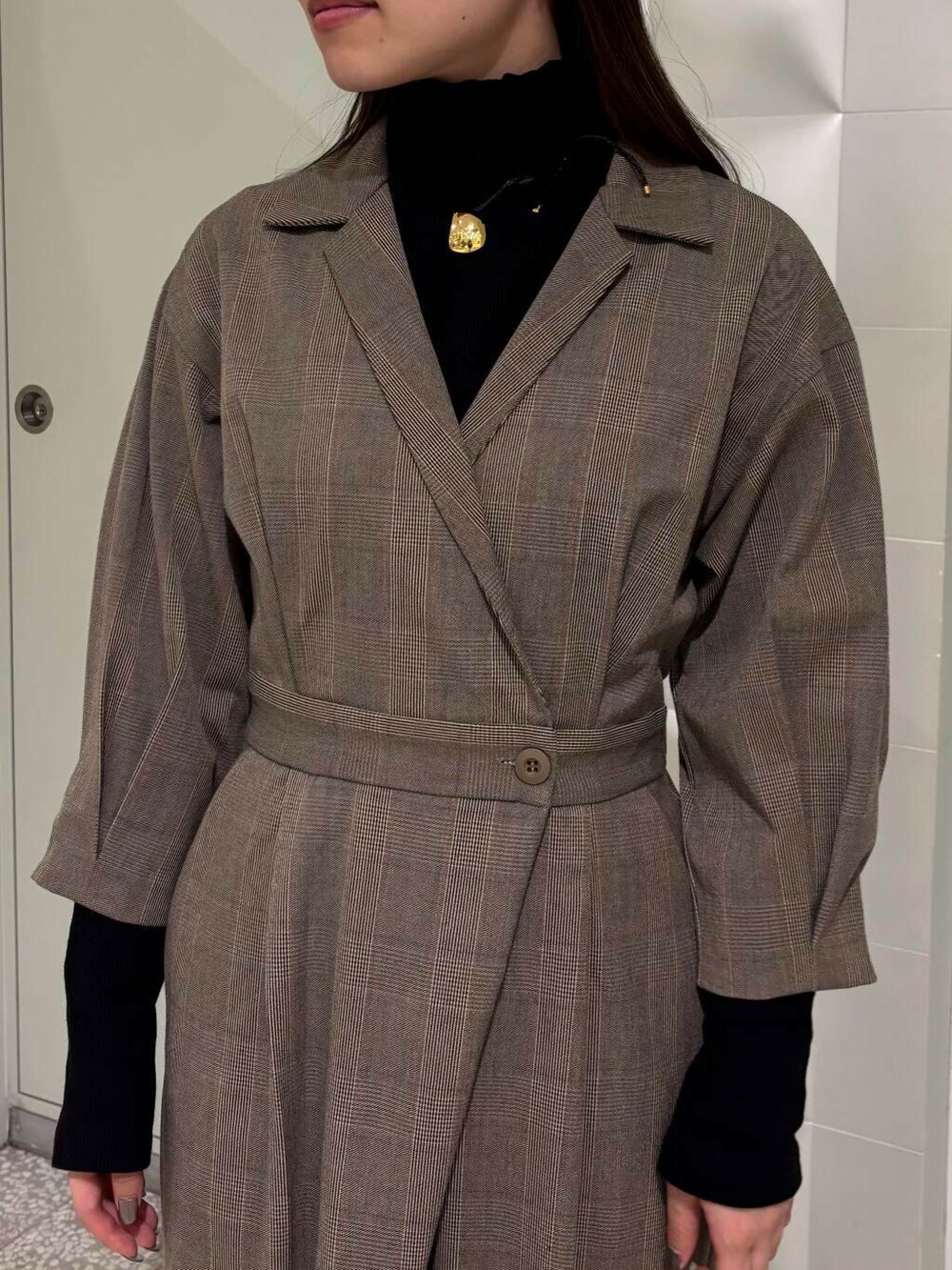 ブラック系のTシャツ/カットソー、ブラック系のブーツ、ホワイト系のトートバッグを着用したレディースの秋コーディネートの4枚目の写真