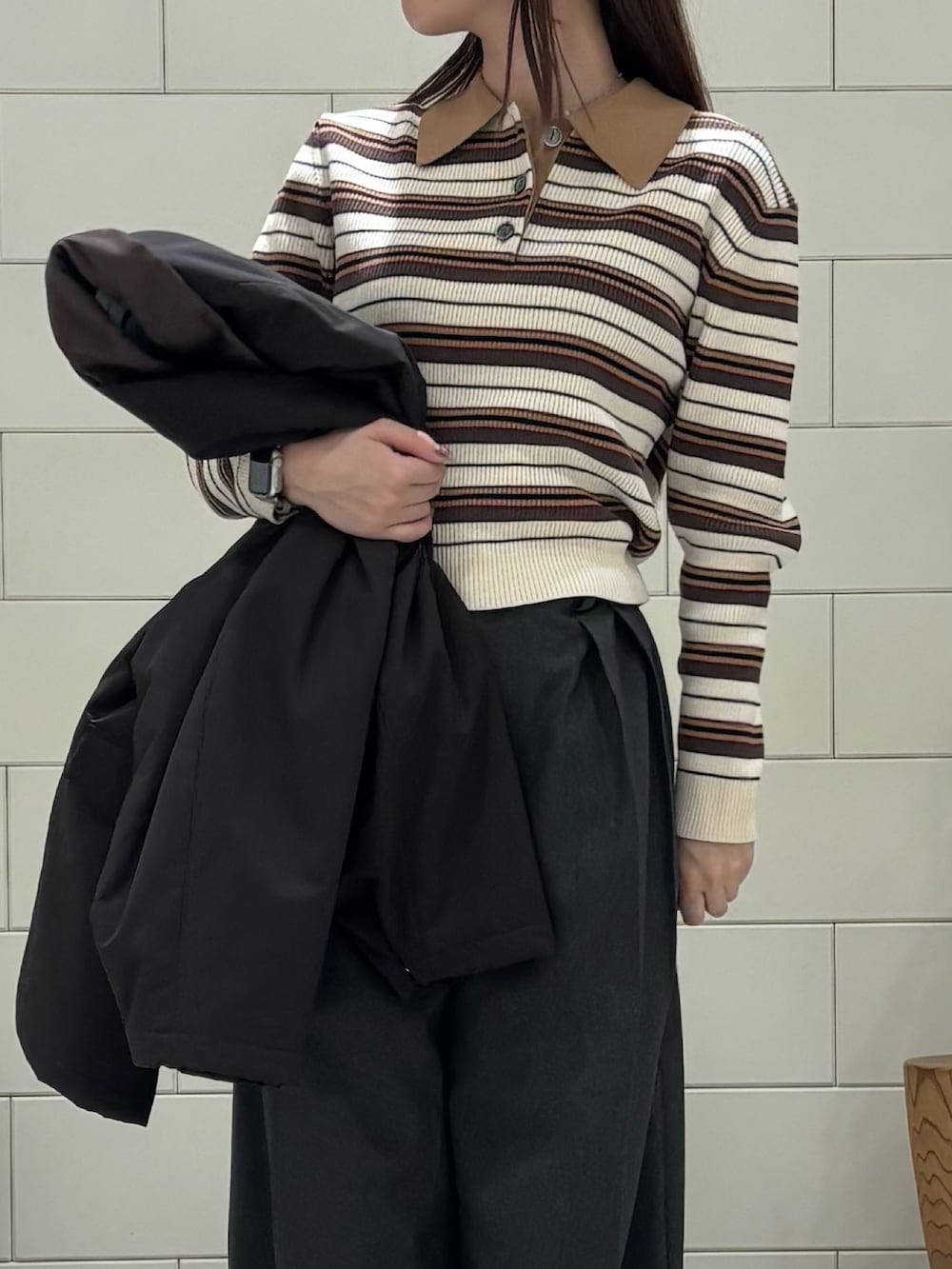 ブラウン系のダウンジャケット/コート、グレー系のその他パンツ、ベージュ系のスニーカーを着用したレディースの冬コーディネートの5枚目の写真