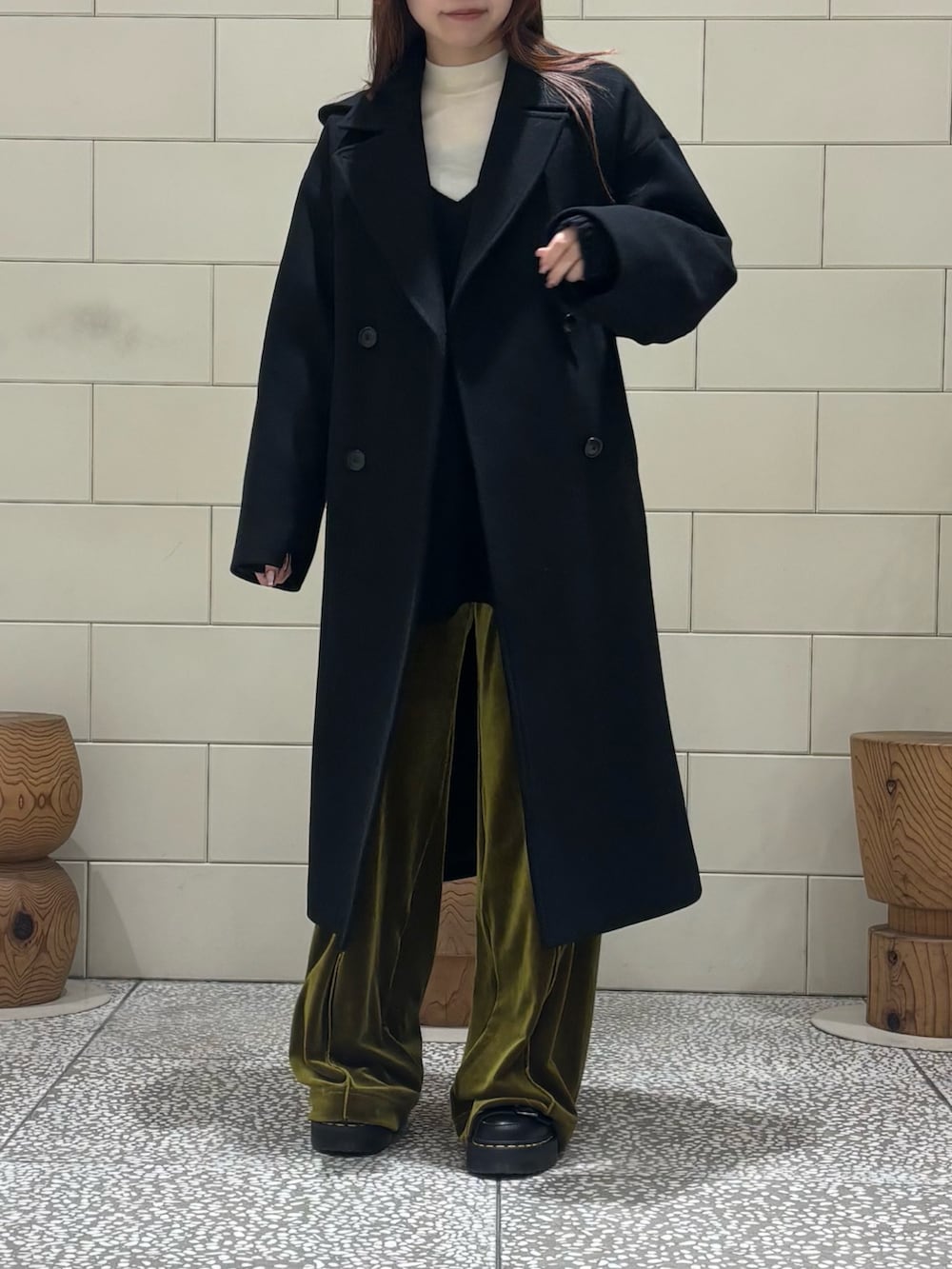 ホワイト系のニット/セーター、ブルー系のニット/セーター、ブラック系のチェスターコートを着用したレディースの冬コーディネートの4枚目の写真