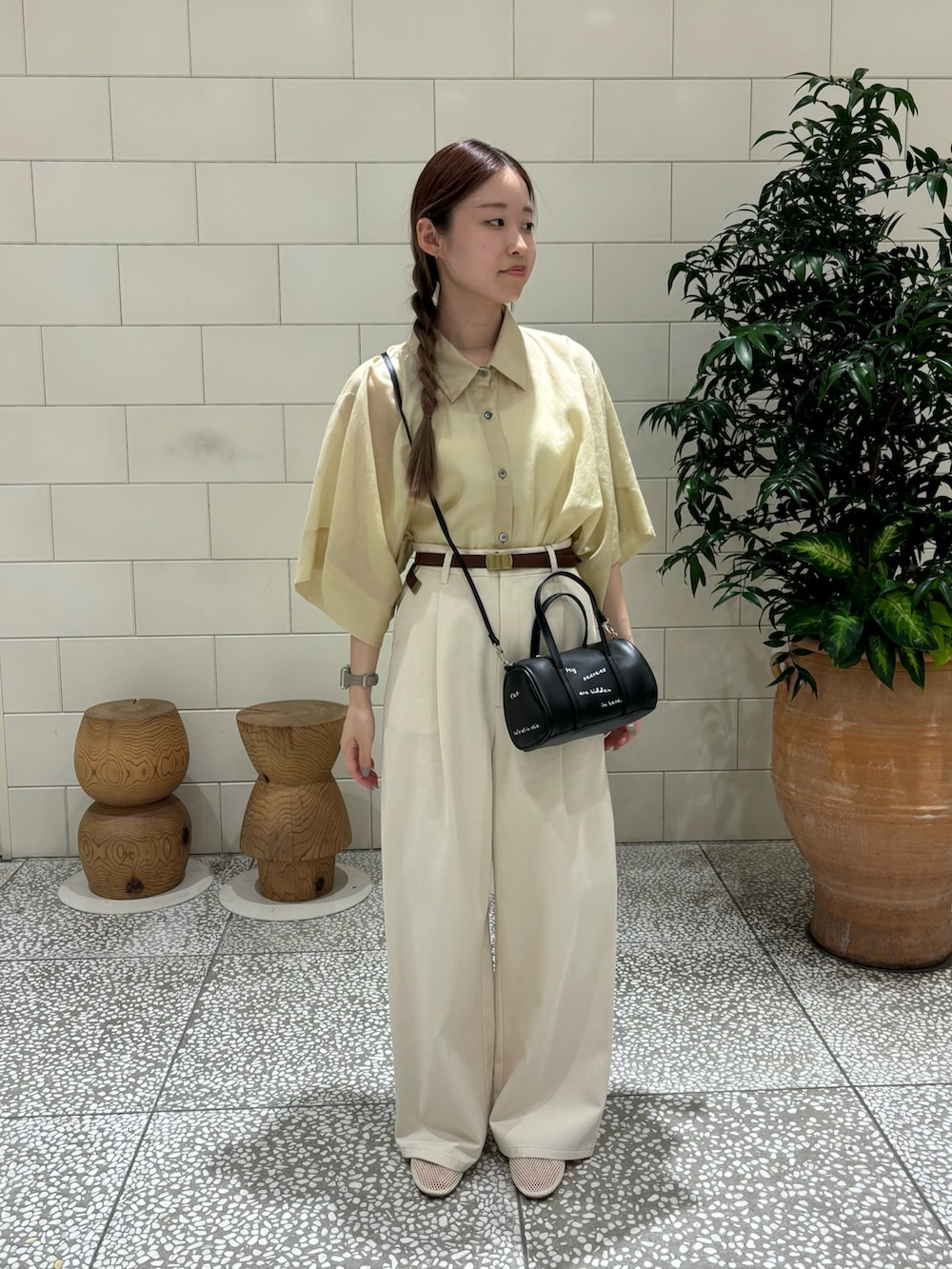 「お出かけコーデ、カジュアルスタイル、パンツスタイル、シンプルコーデ、淡色コーデ」|「URBAN RESEARCHのチノワイドパンツ(チノパンツ、ベージュ系)」を使った、COCOAさん(レディース・155cm)の夏コーディネートの2枚目の写真