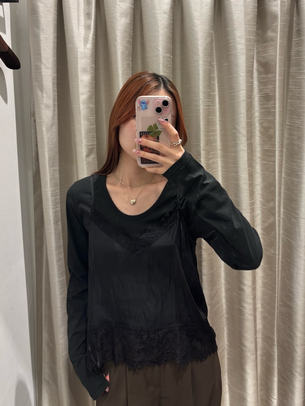 グレー系のTシャツ/カットソー、ブラック系のキャミソール、ブルー系のデニムジャケットを着用したレディースの冬コーディネートの6枚目の写真