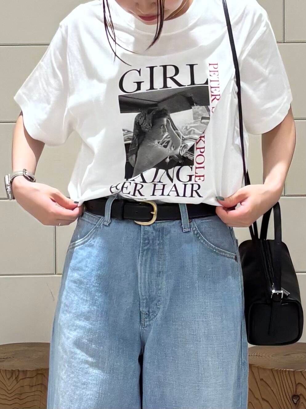 ブルー系のデニムパンツ、ブラック系のその他アウター、ブラック系のショルダーバッグを着用したレディースの夏コーディネートの4枚目の写真