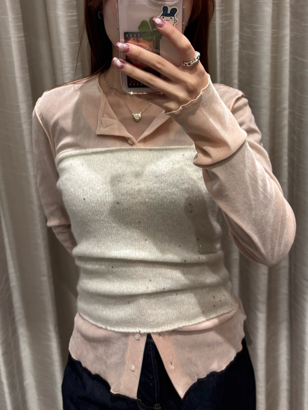 ピンク系のカーディガン/ボレロ、ホワイト系のチューブトップ、ブルー系のその他アウターを着用したレディースの冬コーディネートの5枚目の写真