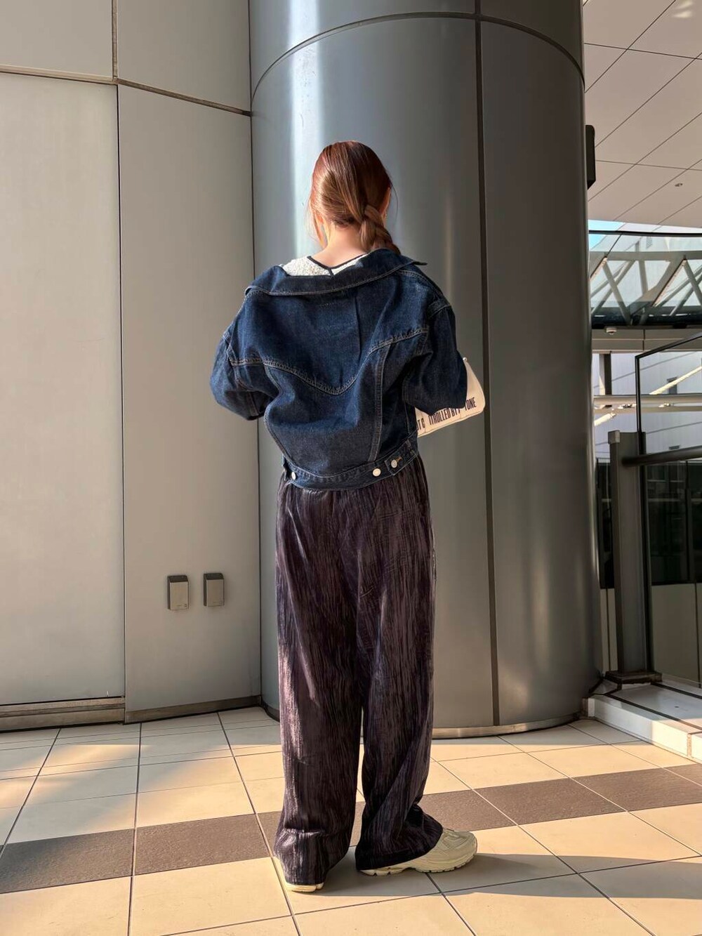 ブルー系のデニムジャケット、ホワイト系のTシャツ/カットソー、ブルー系のその他パンツを着用したレディースの夏コーディネートの3枚目の写真