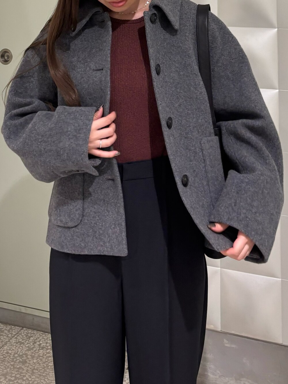 グレー系のその他アウター、グレー系のその他パンツ、パープル系のニット/セーターを着用したレディースの秋コーディネートの5枚目の写真