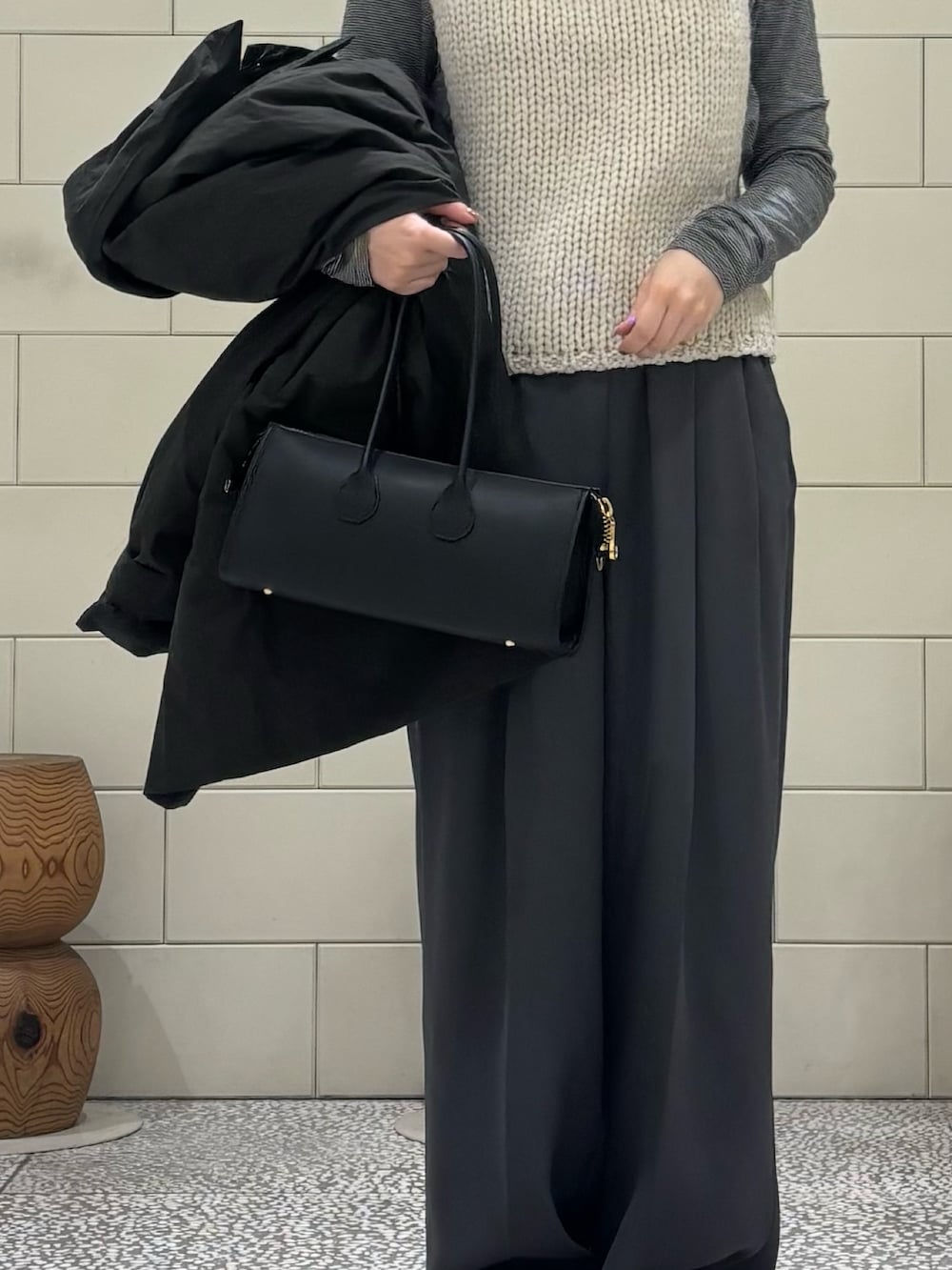 ブラック系のTシャツ/カットソー、ホワイト系のベスト、グレー系のその他パンツを着用したレディースの冬コーディネートの5枚目の写真