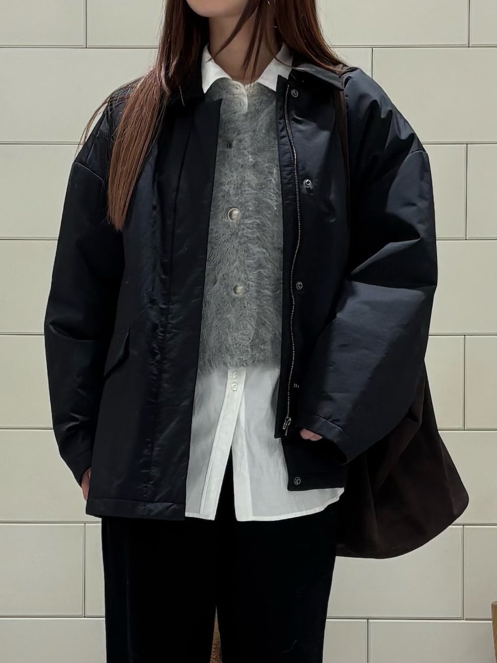 ホワイト系のシャツ/ブラウス、グレー系のカーディガン/ボレロ、ブラック系のその他パンツを着用したレディースの秋コーディネートの4枚目の写真