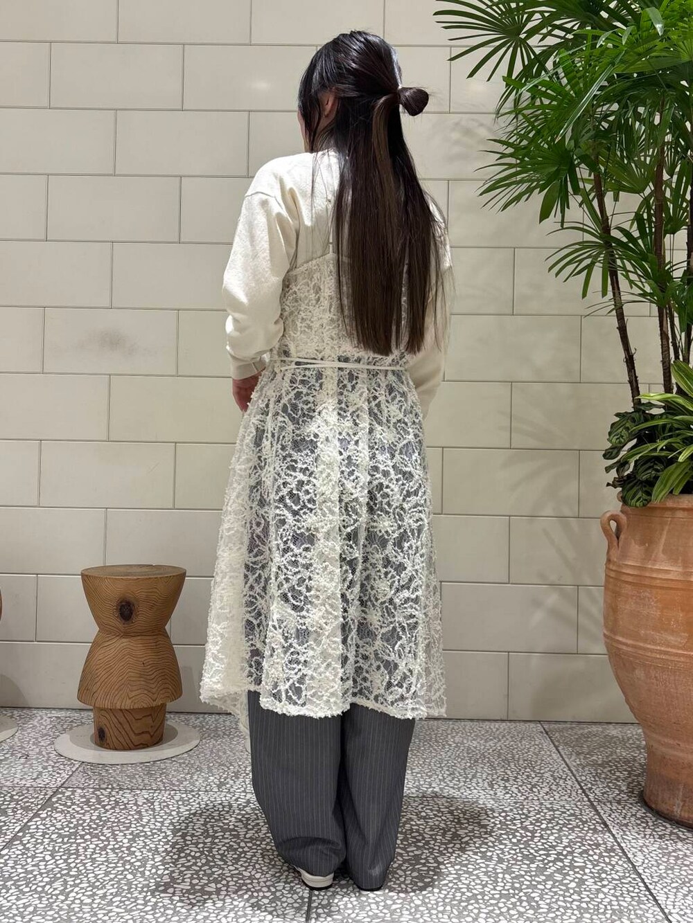 ホワイト系のニット/セーター、ホワイト系のパンプス、グレー系のその他パンツを着用したレディースの冬コーディネートの3枚目の写真