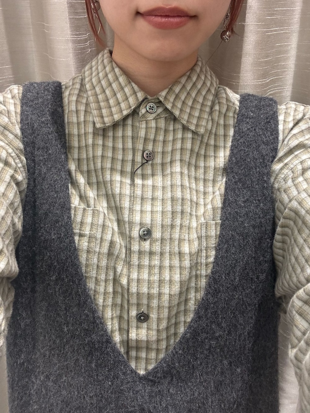 グリーン系のシャツ/ブラウス、グレー系のワンピース、ブラウン系のカバーオールを着用したレディースの冬コーディネートの6枚目の写真