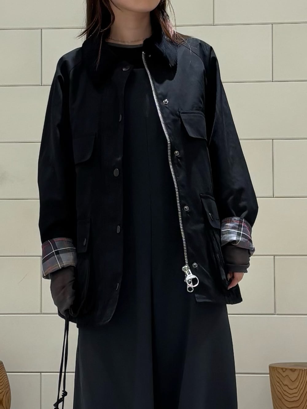 ブラック系のその他アウター、ブラック系のTシャツ/カットソー、グレー系のつなぎ/オールインワンを着用したレディースの秋コーディネートの5枚目の写真