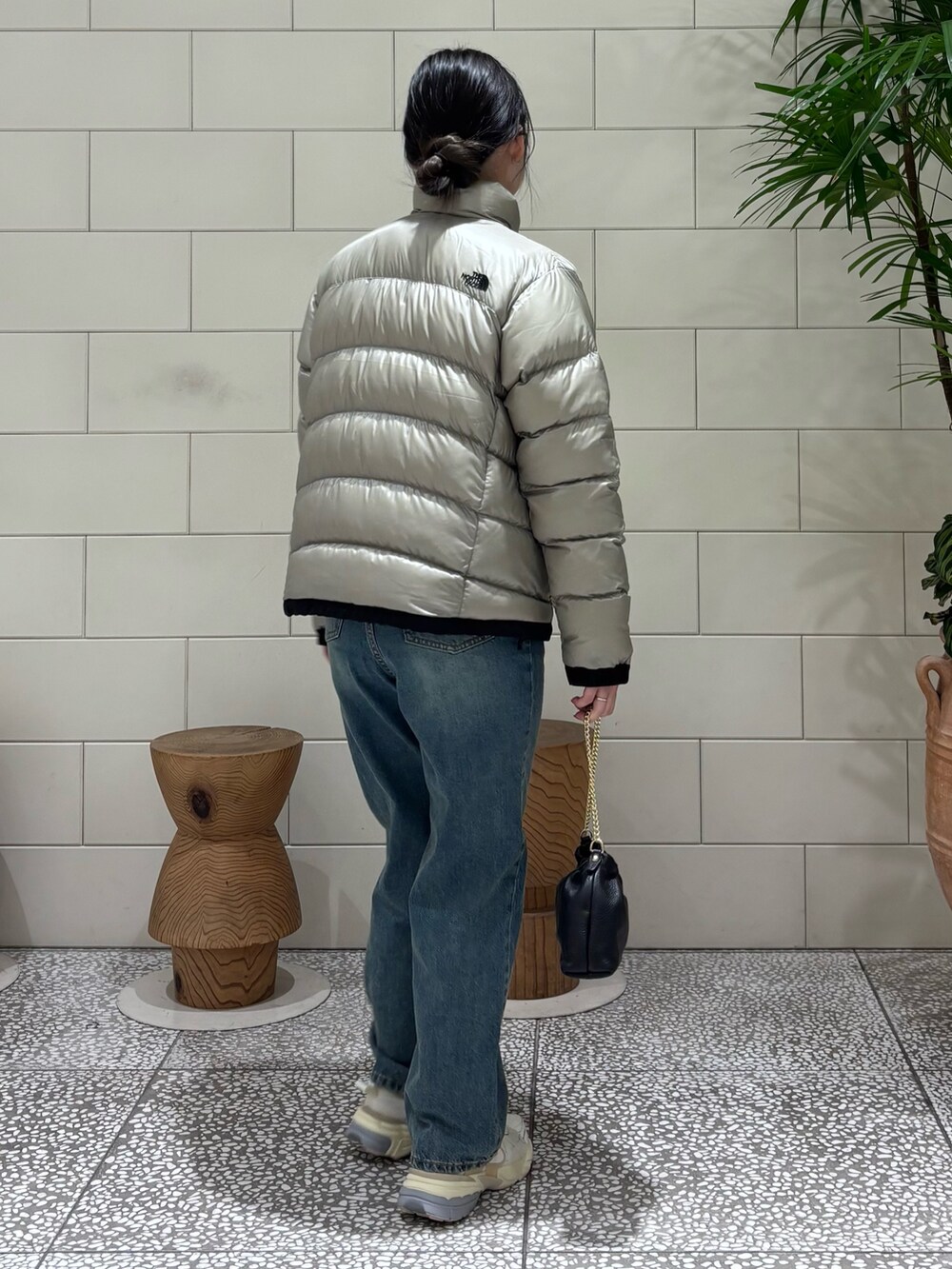 「ノースフェイス、THE NORTH FACE、新作、冬のコーデ、カジュアルコーデ、ラクチンコーデ、低身長女子、パンツスタイル、デニム、デニムコーデ、スニーカー、おしゃれさんと繋がりたい、休日スタイル」|「URBAN RESEARCHのdecor『デコール』 Heartchain Necklace(ネックレス、シルバー系)」を使った、COCOAさん(レディース・155cm)の冬コーディネートの2枚目の写真