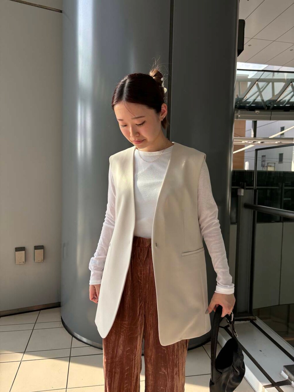 ホワイト系のタンクトップ、ホワイト系のTシャツ/カットソー、ホワイト系のベストを着用したレディースの夏コーディネートの4枚目の写真