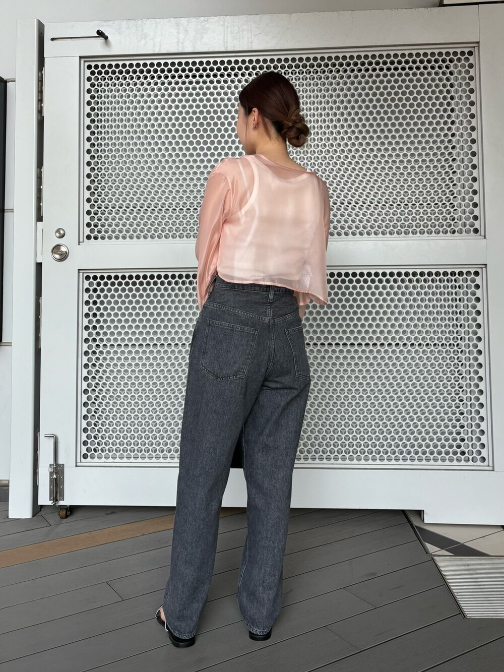 「即着デニムコーデ、私の推し新作アイテム、newarrival、旅行コーデ、デートコーデ、外遊びコーデ」｜「URBAN RESEARCHの『MADE IN JAPAN』アメリカンスリーブタンクトップ（タンクトップ、ホワイト系）」を使った、COCOAさん（レディース・155cm）の夏コーディネートの3枚目の写真
