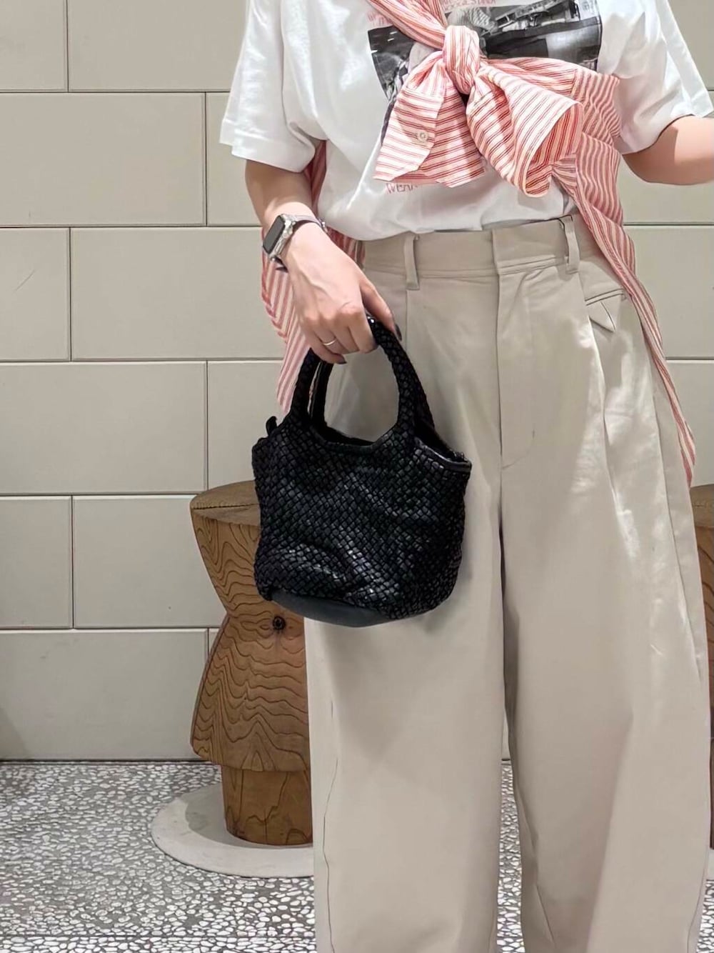 「柄物、旅行コーデ、紫外線対策、帰省コーデ、きれいめ派のtシャツコーデ、ここでしか手に入らない別注アイテム、夏カラーコーデ、私が選ぶセールアイテム25ss」|「URBAN RESEARCHのメッシュ編みレザートートバッグ(トートバッグ、ブラック系)」を使った、COCOAさん(レディース・155cm)の夏コーディネートの4枚目の写真