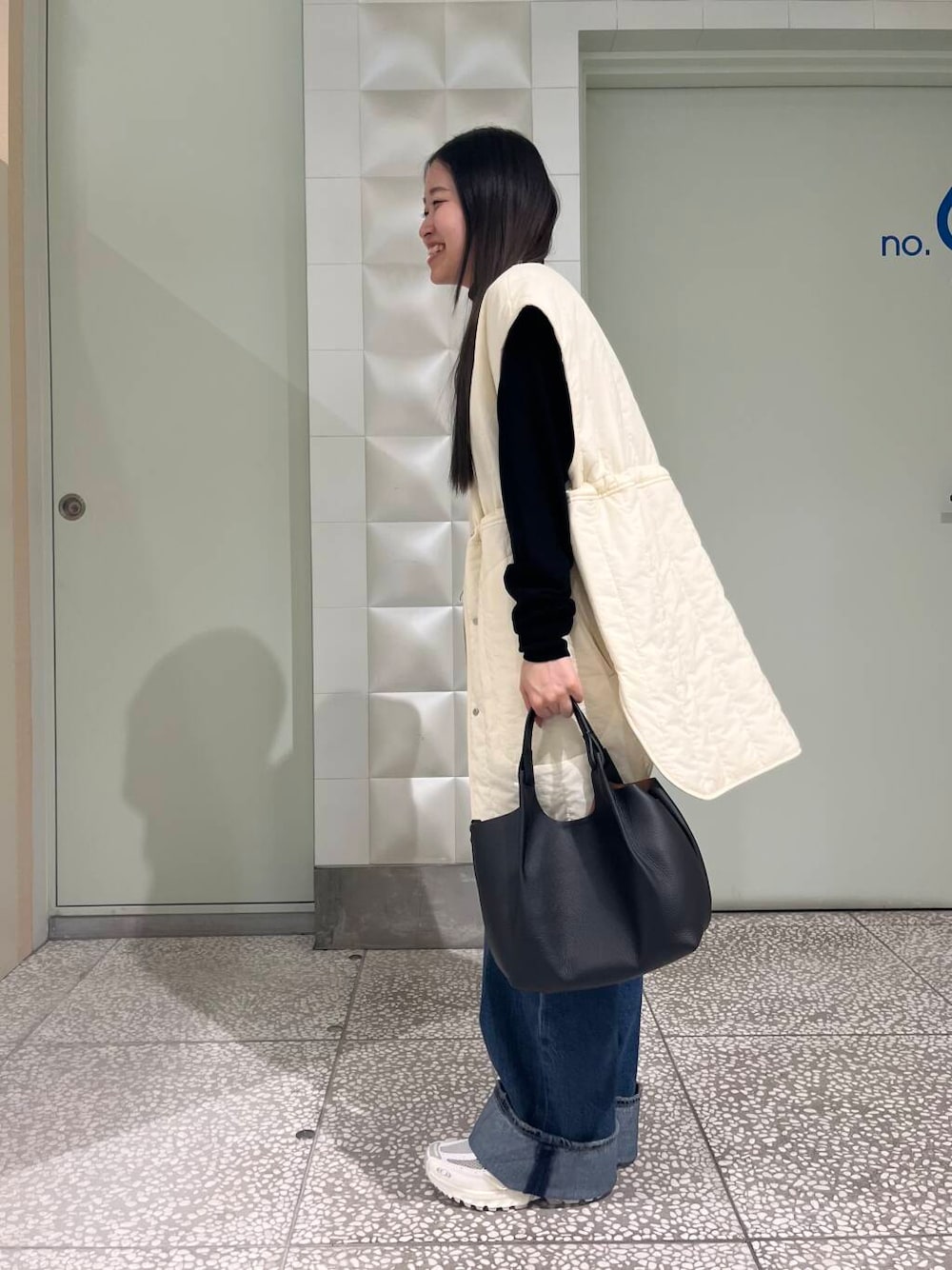 「デートコーデ、スニーカーコーデ、newarrival、旅行コーデ、外遊びコーデ、私の推し新作アイテム、私のnewデニムスタイル、ブルベ夏×秋カラーコーデ、秋のイチ推しアウター」|「URBAN RESEARCHのdecor『デコール』 Heartchain Necklace(ネックレス、シルバー系)」を使った、COCOAさん(レディース・155cm)の秋コーディネートの3枚目の写真