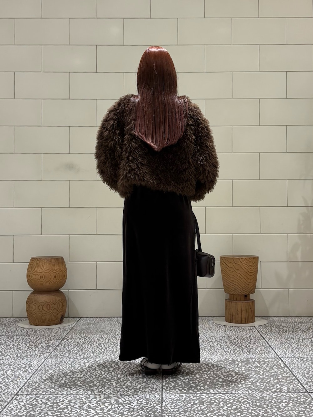 ブラウン系のワンピースを着用したレディースの秋コーディネートの2枚目の写真