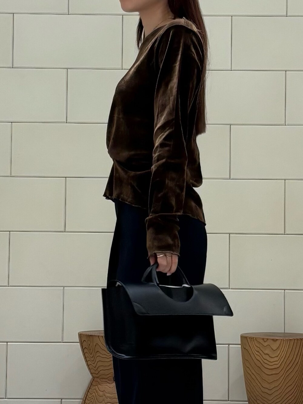 ブルー系のその他パンツ、ブラック系のハンドバッグを着用したレディースの秋コーディネートの4枚目の写真