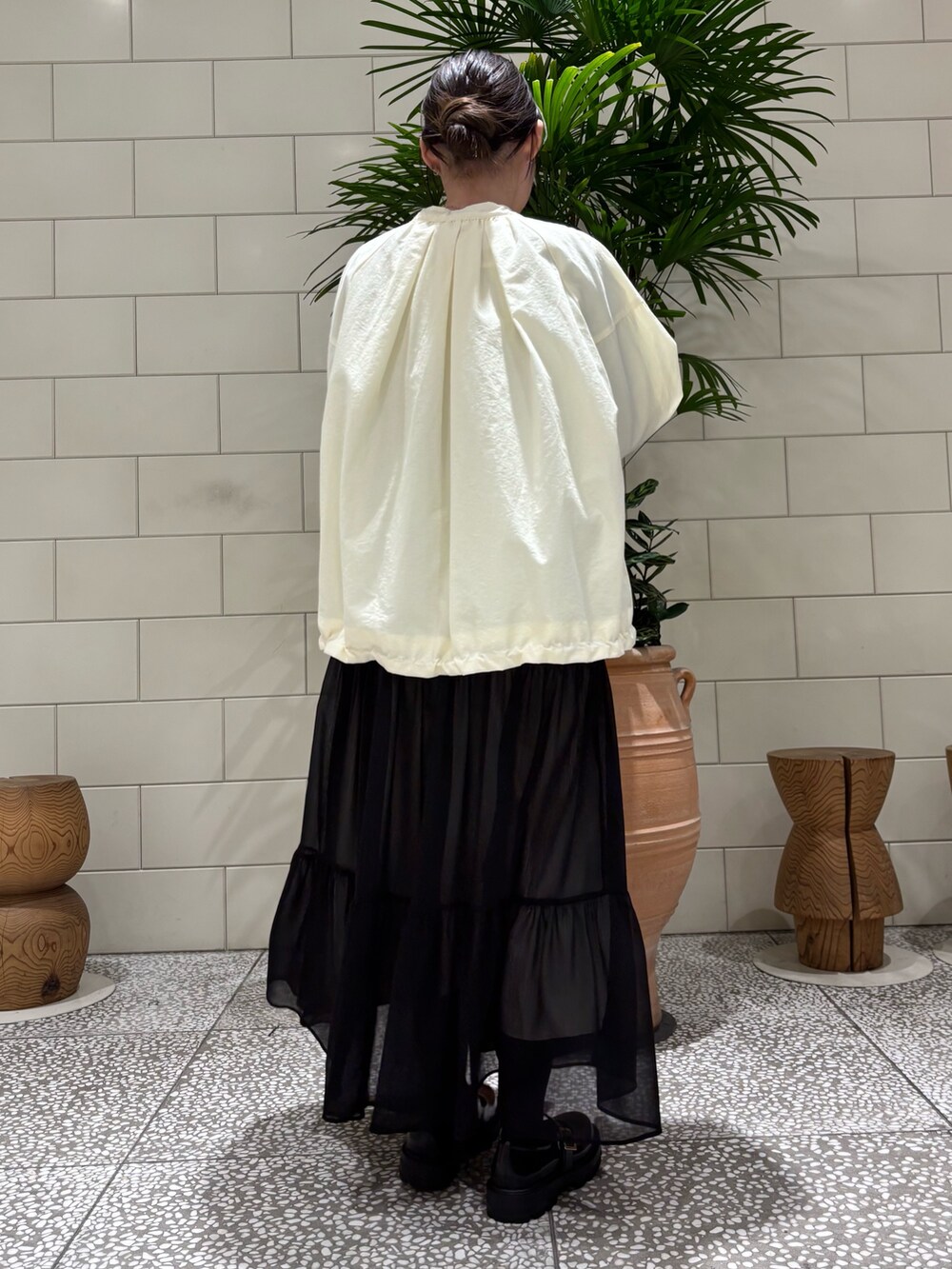「ティアードワンピース、ギャザーワンピース、ギャザー、ティアード、オケージョンスタイル、オケージョン、オケージョンワンピース、メリージェーン、大人かわいい、大人カジュアルコーデ、休日コーデ、オトナ女子、春先取り、オトナカワイイ、ブルべ夏」｜「URBAN RESEARCHのdecor『デコール』　Heartchain Necklace（ネックレス、シルバー系）」を使った、COCOAさん（レディース・155cm）の冬コーディネートの3枚目の写真