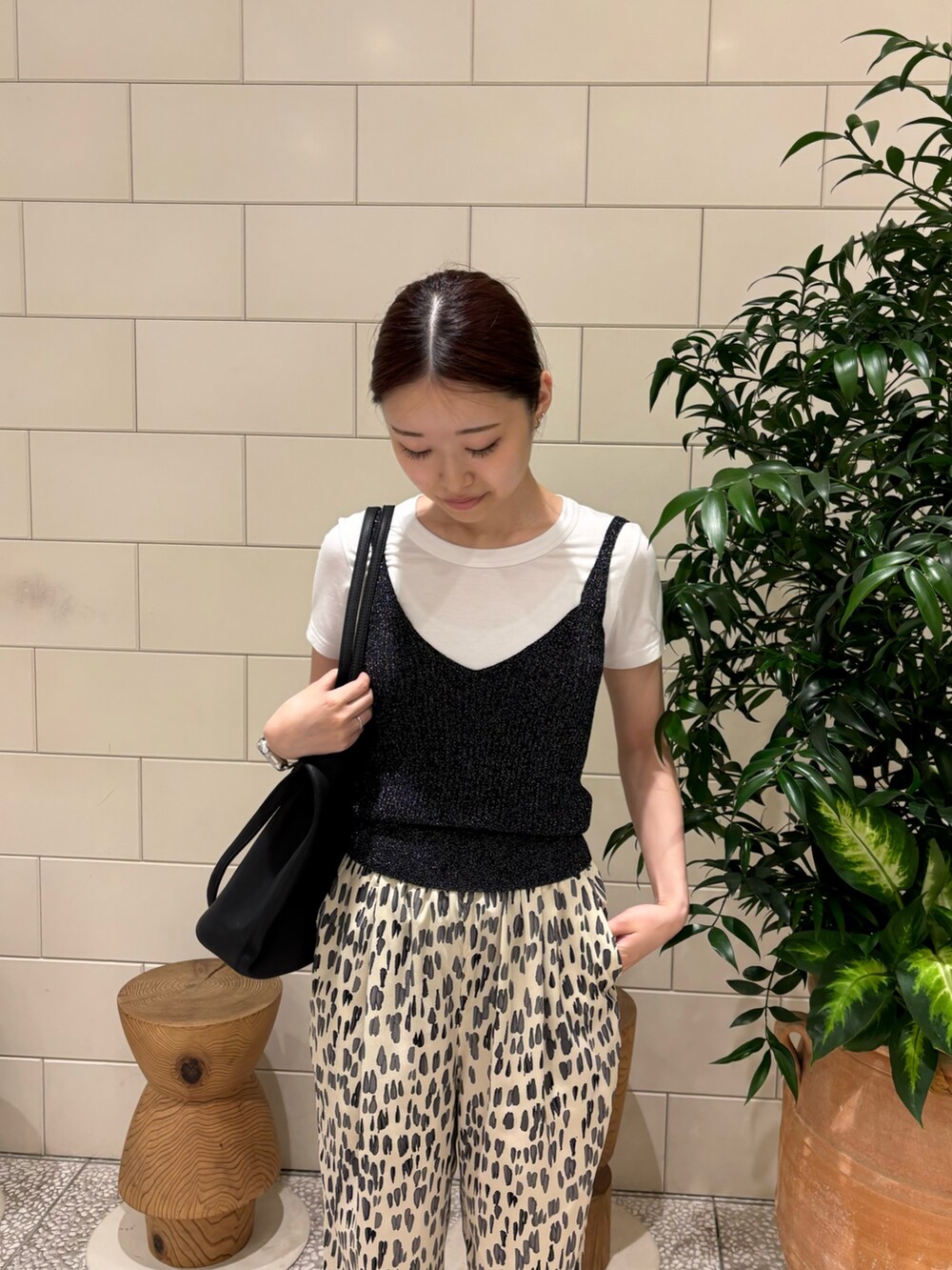 ホワイト系のTシャツ/カットソー、ホワイト系のその他パンツ、ブラック系のキャミソールを着用したレディースの夏コーディネートの3枚目の写真