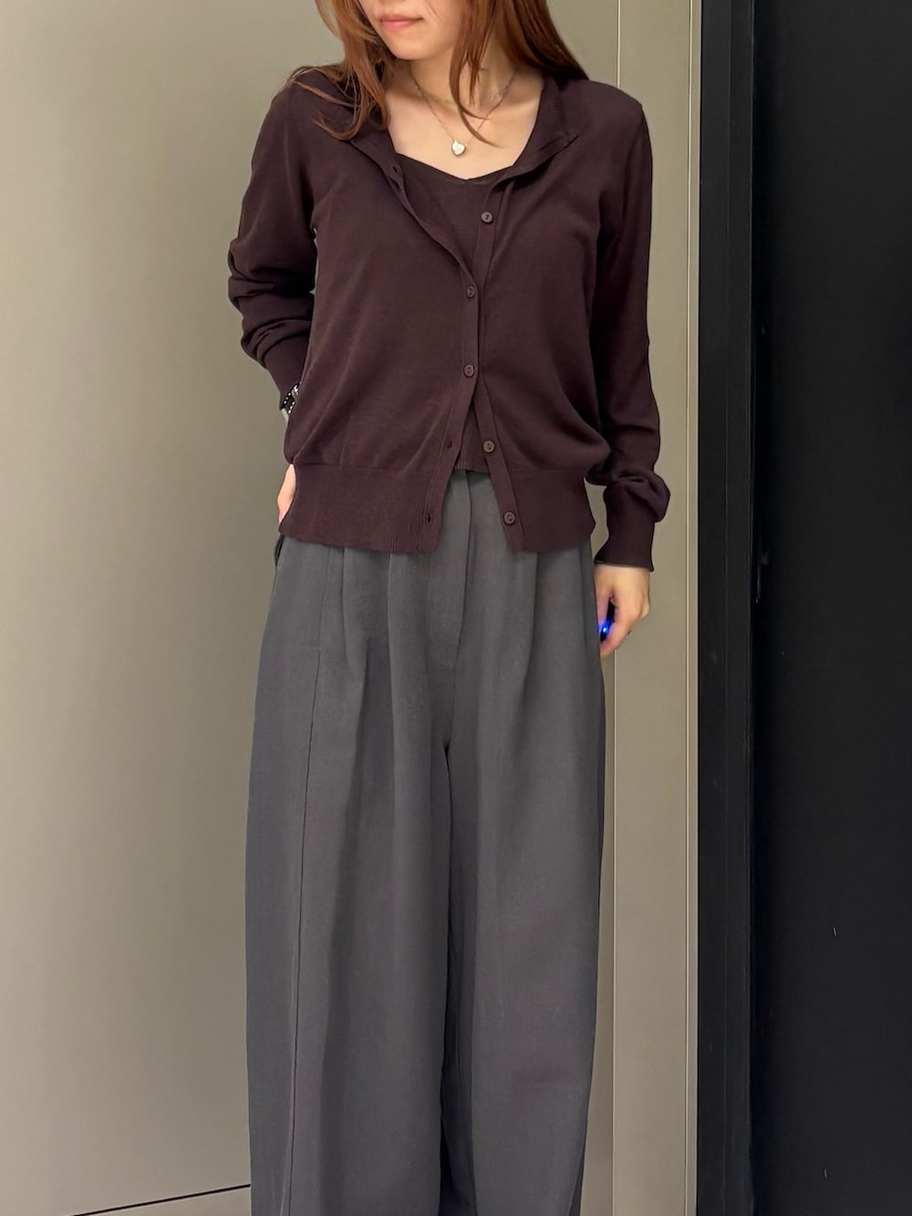 グレー系のその他パンツ、ブラウン系のカーディガン/ボレロを着用したレディースの秋コーディネートの3枚目の写真