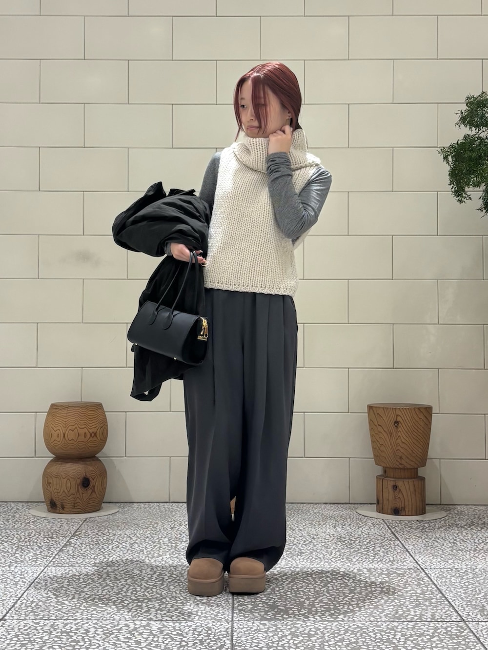 ブラック系のTシャツ/カットソー、ホワイト系のベスト、グレー系のその他パンツを着用したレディースの冬コーディネートの2枚目の写真